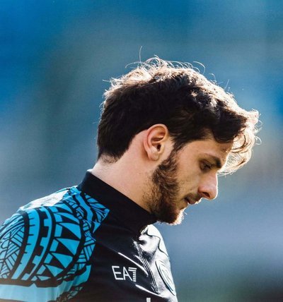 克瓦拉茨赫利亚边路生吃后禁区倒地，主裁明察秋毫不是点球