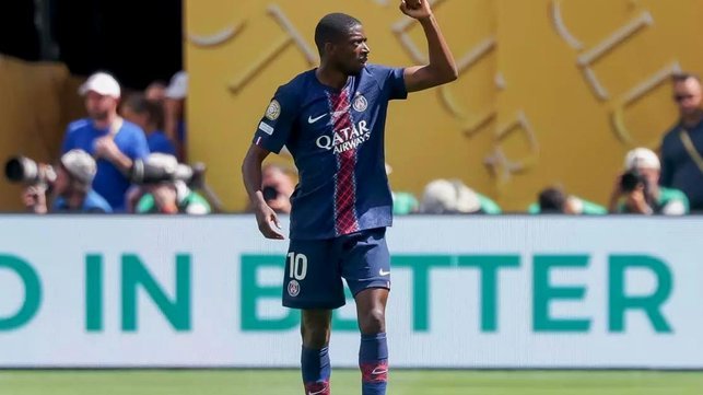 登贝莱禁区倒地，主裁未做表示