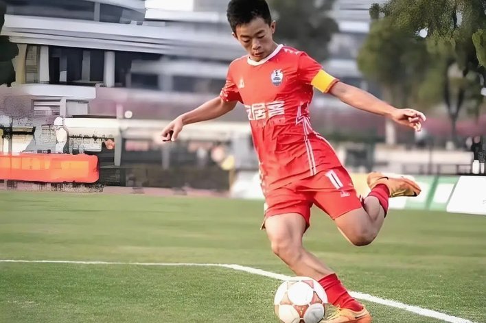 万项任意球妙传 邝兆镭门前错失良机