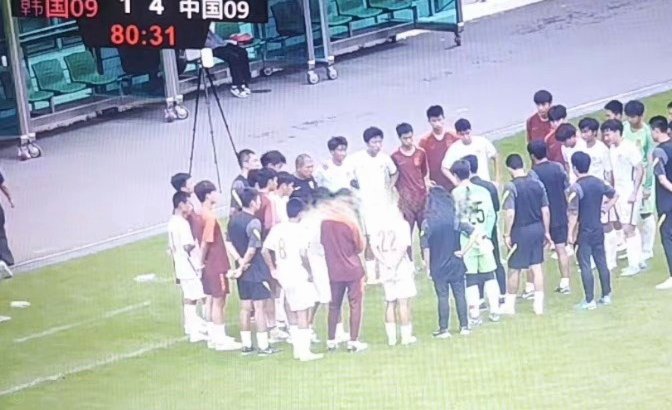 万项开出任意球，邝兆镭禁区前插打门被解围