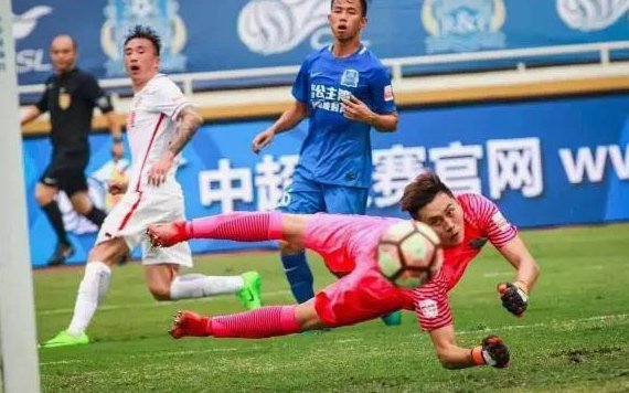 申花换人，阿苏埃疑似拉伤，为保险起见被韩嘉文换下