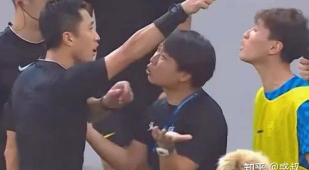 韦世豪手势引争议：井盖事件发酵