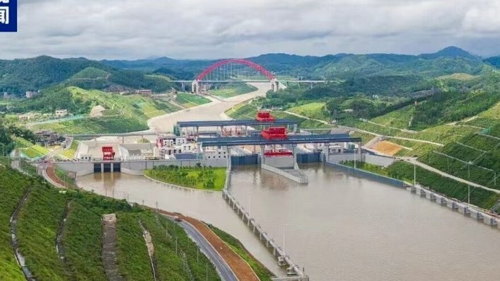 凯塞多凌空射门砸中横梁