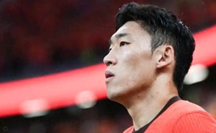 国足后防吃紧朱辰杰缺阵考验教练组智慧